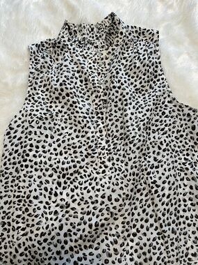 Sleeveless ruffle neck leopard print top